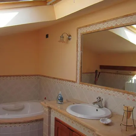 Chiardiluna بيت ضيافة 4*